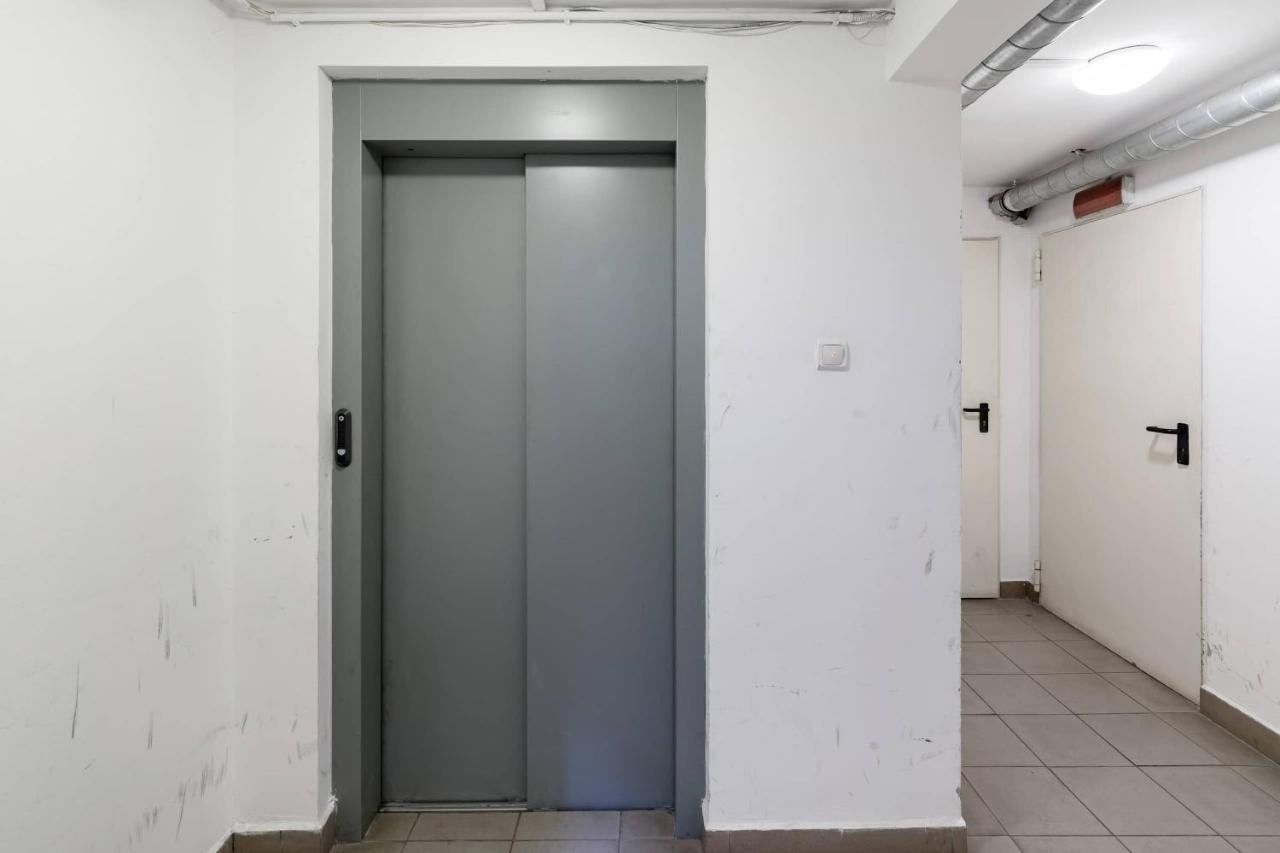 Sunny And Penthouse With Private Garage Apartament Budapesta